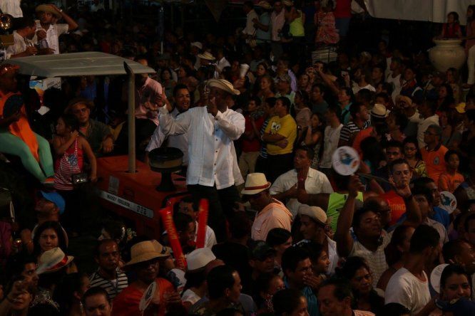 Calle Abajo baila al ritmo de la mejorana