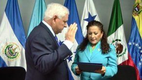 Martinelli es juramentado como diputado del Parlacen