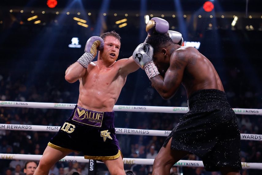Canelo Álvarez venció a Jermell Charlo por decisión unánime