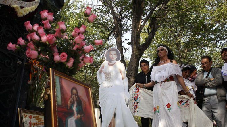 Homenajean a María Félix con canciones y flores a 15 años de su muerte