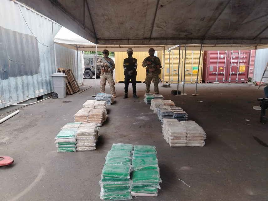 SENAN decomisa más de 300 paquetes de presunta droga.