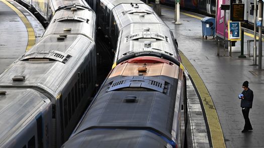 Un trabajador se para en una plataforma vacía en una estación de Waterloo en Londres.