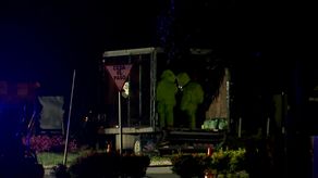 Los Bomberos de Panamá realizando las labores de limpieza en&nbsp; el Causeway