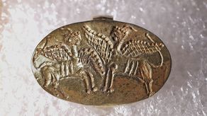 El Ministerio de Cultura dijo que el anillo fue robado de un museo en Rodas durante la guerra, con cientos de otras joyas y monedas que siguen desaparecidas.