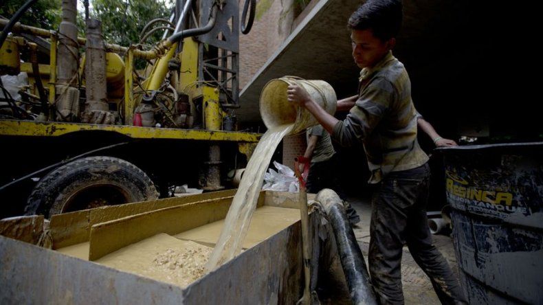 Perforan pozos clandestinos por escasez de agua en Venezuela