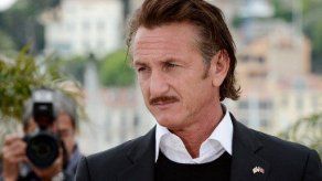 Sean Penn participa en una vigilia por la salud de Chávez en La Paz