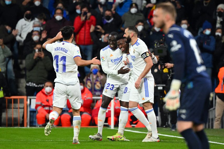 Real Madrid goleó al Valencia con dobletes de Benzema y Vinícius