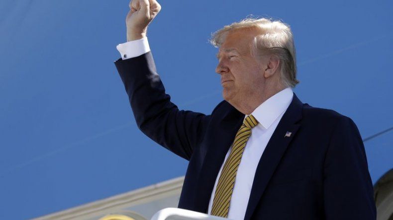 Trump ataca California, pero recauda su dinero