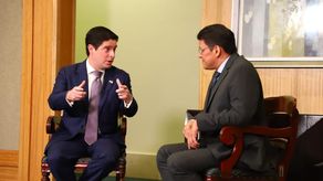 El ministro de Comercio e Industrias de Panamá, Federico Alfaro, conversa con el periodista Atenógenes Rodríguez.