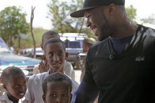 Rapero 50 Cent visita a víctimas de hambruna en Somalia y Kenia