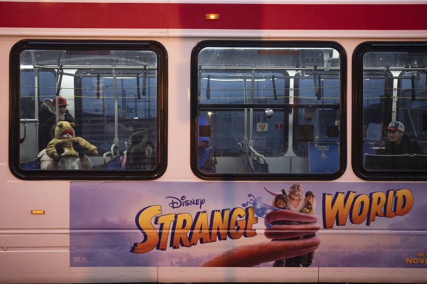 Texas ha transportado a más de 13.000 migrantes a esas ciudades desde abril. Abbott dice que es una manera de poner de relieve la inacción del gobierno de Joe Biden frente a los miles de migrantes que cruzan la frontera sur.