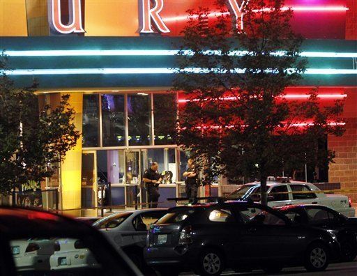 EEUU: 14 muertos en tiroteo en cine de Colorado; 50 heridos
