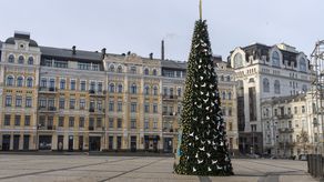 Los ataques de artillería durante la noche en partes de la ciudad de Jersón dejaron un muerto, hirieron a una persona e hicieron estallar cientos de cristales de un hospital infantil.