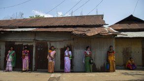 ASHOK SHARMA y JOHN LEICESTER