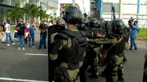 A la Cinta Costera llegaron unidades de control de multitudes para intentar reabrir la vía cerrada por los taxistas. A la Cinta Costera llegaron unidades de control de multitudes para intentar reabrir la vía cerrada por los taxistas.