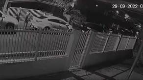 Momento en que delincuentes son captados robando piesas de autos
