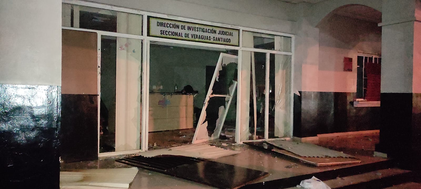 DIJ en Santiago de Veraguas vandalizado durante protestas contra el contrato entre el Estado y Minera Panamá.