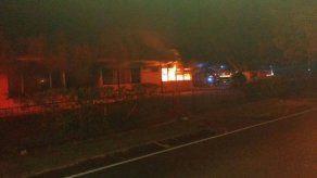 Bomberos controlan incendio en vivienda en la Ave. Sur de Santiago