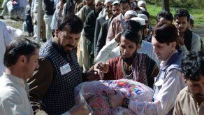 El frío y la nieve empeoran situación de las víctimas del seísmo en Pakistán