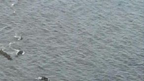 Rescatan a tres personas tras quedar atrapadas en rocas frente al Trump