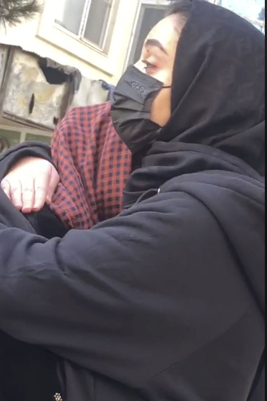 Mujeres afganas lloran al quedar excluidas de la universidad