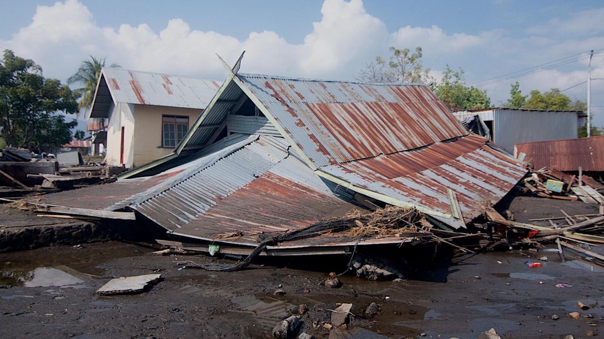 Terremoto de magnitud 7,7 en Indonesia deja casi 50 muertos y 2,000 evacuados.