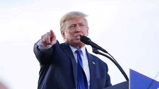 El juez Engoron declaró a Trump en desacato el 25 de abril y le aplicó una multa de 10.000 dólares por día por no cumplir la orden de entregar documentos a la procuraduría de Nueva York.