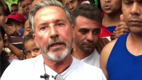 Ricardo Montaner visita a venezolanos en Barranquilla y les entrega ayudas