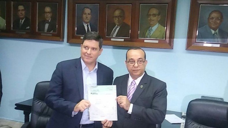 Aeropuerto de Tocumen entrega cheque de 15 millones a la UP por compra de terreno