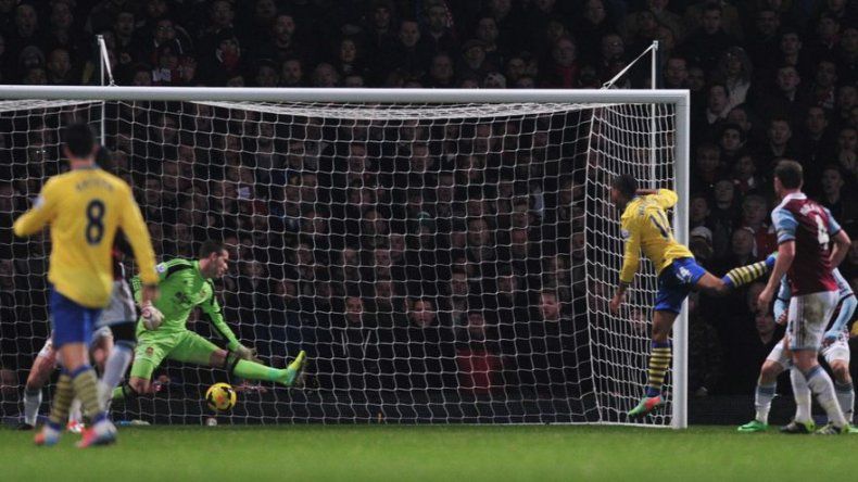 El Arsenal remonta al West Ham y es líder provisional