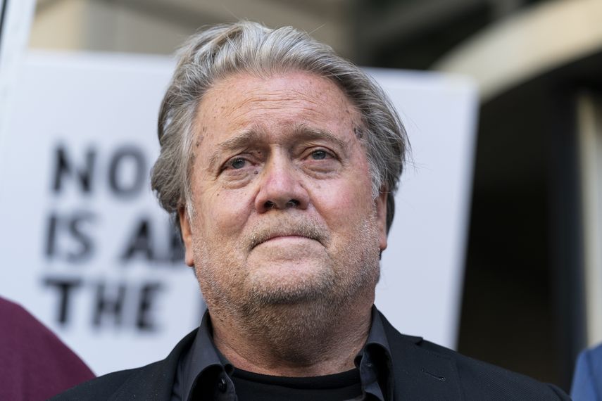 Agentes federales retiraron a Steve Bannon de un yate lujoso frente a la costa de Connecticut y lo arrestaron bajo el cargo de embolsarse más de 1 millón de dólares de donaciones para el muro.