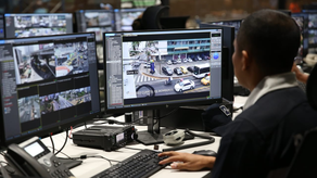 Oficial manejando cámaras de videovigilancia Oficial manejando cámaras de videovigilancia