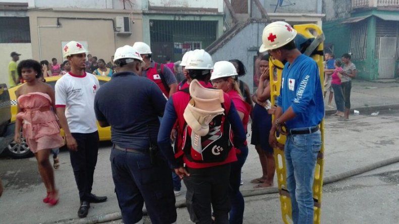 50 familias afectadas tras incendio en dos caserones de la ciudad de Colón