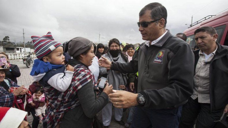 Ecuador lanza inusual llamado a no ir de compras en masa a Colombia