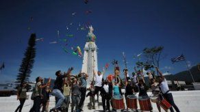 Malabaristas salvadoreños marcharon para divertir a compatriotas