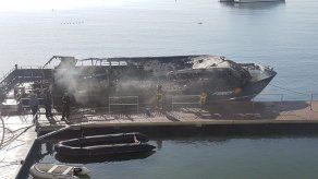 Bomberos controlan incendio de una embarcación en Punta Pacífica