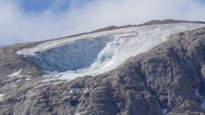 Un enorme trozo del glaciar se desprendió el domingo, causando una avalancha que arrojó torrentes de hielo, rocas y restos por una ladera hacia los desprevenidos excursionistas.