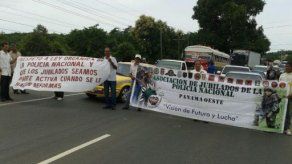 Policías jubilados cierran paño de vía Panamericana por retraso en pagos
