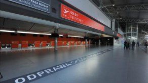 Evacúan el aeropuerto de Varsovia-Modlin tras un aviso de bomba
