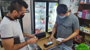 Persona utilizando el Vale Digital. Persona utilizando el Vale Digital.