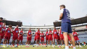 Jugadores de la selección de Panamá junto al DT Thomas Christiansen tras el último entrenamiento antes de enfrentar a Costa Rica.
