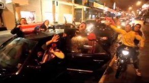 Fiesta callejera en Asunción para celebrar el pase de la Albirroja