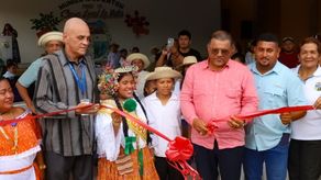 Descentralización participa en la inauguración de la casa comunal.