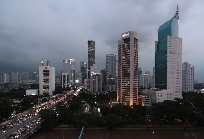 El código también amplía la Ley de blasfemia actual y mantiene penas de cinco años de prisión para las desviaciones de las seis religiones reconocidas en Indonesia: el islam
