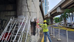 Una cuadrilla del MOP trabaja en la reparación de una parte viaducto de Vía Israel.