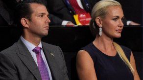 Trasladan a hospital a esposa de un hijo de Trump tras abrir sobre sospechoso