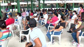 Largas filas para vacunación en el Colegio Jeptha B. Duncan