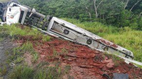 Camión cargado de combustible se vuelca en la Autopista Panamá-Colón Camión cargado de combustible se vuelca en la Autopista Panamá-Colón