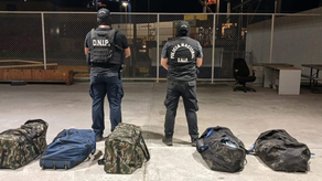 Unidades de la Policía Nacional junto a la presunta droga incautada en puerto del Pacífico Unidades de la Policía Nacional junto a la presunta droga incautada en puerto del Pacífico