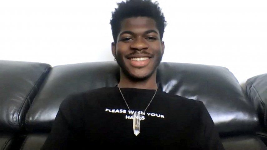 Los pantalones de Lil Nas X se rompieron realmente en pleno directo televisivo